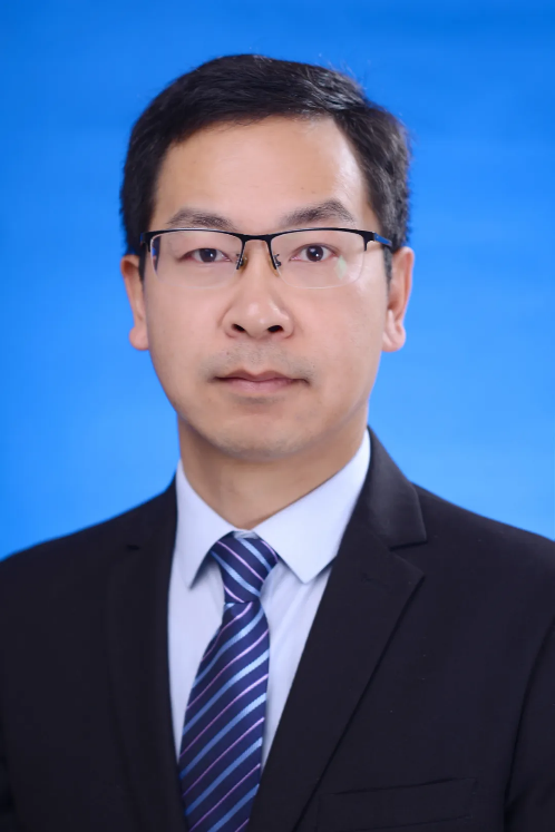 穿着西装笔挺的男子AI 生成的内容可能不正确。